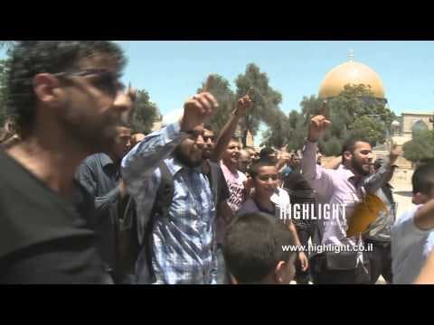 CJ_020 Jerusalem Conflict 2015: Palestinians Chant at the Temple Mount